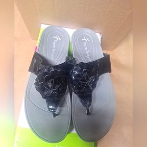 Bare Traps Gigie black Flower Women's Flip Flop Sandal Size 10